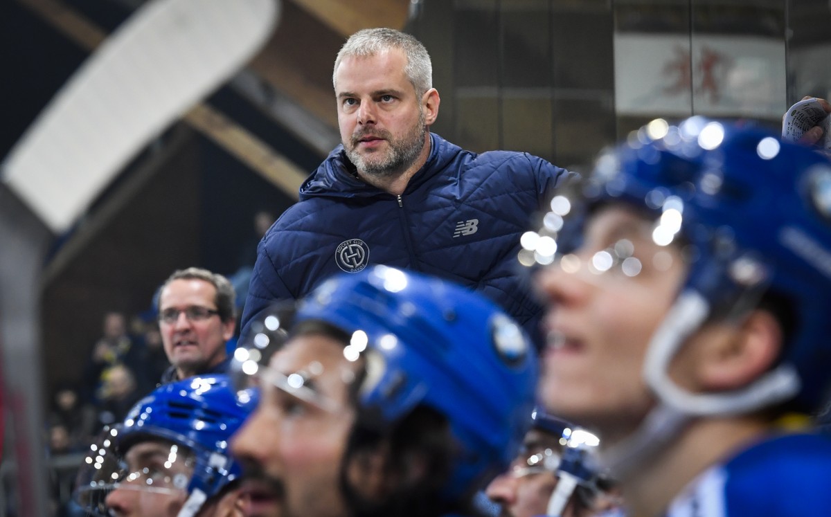 Assistenzcoach und Sportchef Rene Mueller, links, und HCD Interimscoach Michel Riesen, beim Eishockey-Qualifikationsspiel der National League A zwischen dem HC Davos und dem Geneve-Servette HC, am Fre ...