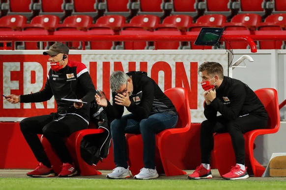 epa08448301 Union Berlin&#039;s head coach Urs Fischer (C) reacts during the German Bundesliga soccer match between FC Union Berlin and FSV Mainz 05 in Berlin, Germany, 27 May 2020. EPA/ODD ANDERSEN / ...