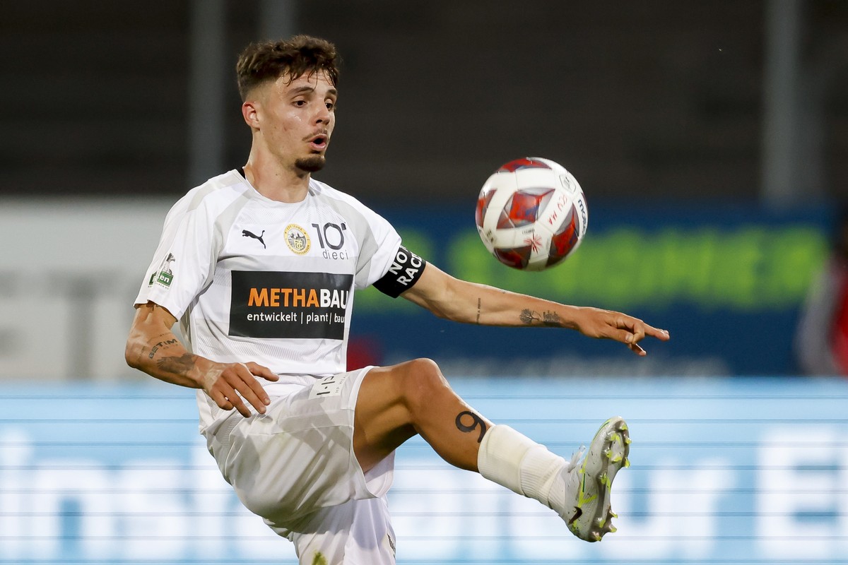 Schaffhausens Uran Bislimi spielt den Ball waehrend der Meisterschaftspartie der Challenge League zwischen dem FC Winterthur und dem FC Schaffhausen am Freitag, den 29. April 2022, auf der Schuetzenwi ...
