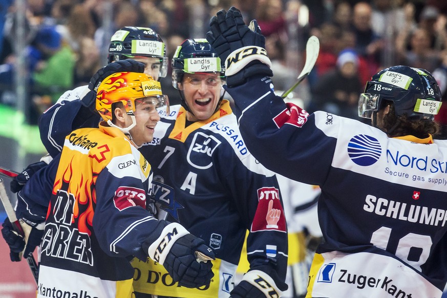 Jubel bei Zugs Lino Martschini, Zugs Miro Zryd, Zugs David McIntyre und Zugs Dominik Schlumpf, von links, im Eishockey Meisterschaftsspiel der National League zwischen dem EV Zug und dem HC Ambri-Piot ...