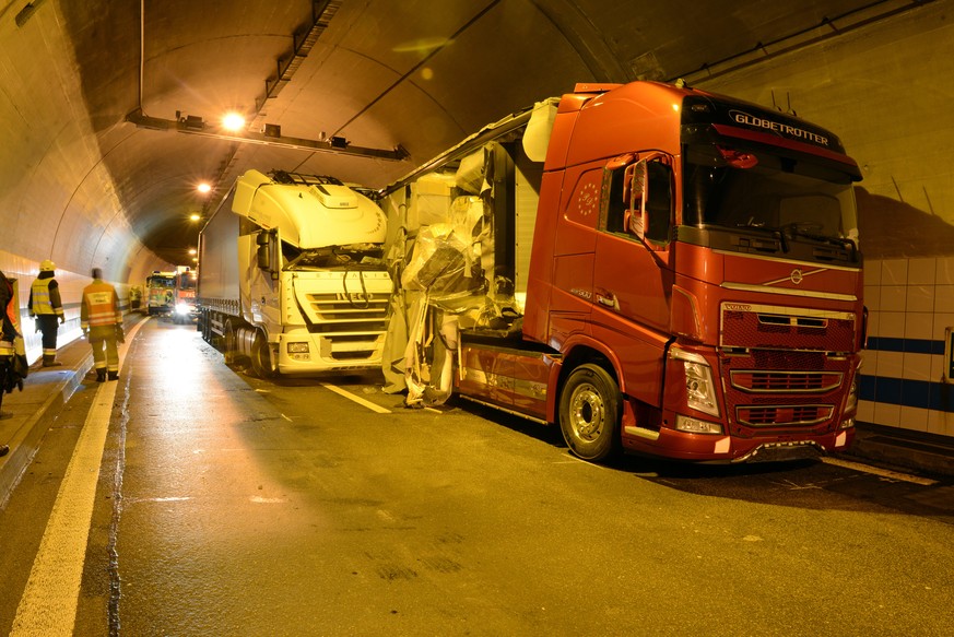 Massen-Crash mit vier Lastwagen auf A2 im Tunnel Eich LU
Mehrere Stunden war die Autobahn A2 in Richtung Norden am Montagabend 23. April 2018 gesperrt, weil vier Lastwagen in eine Auffahrkollision ver ...