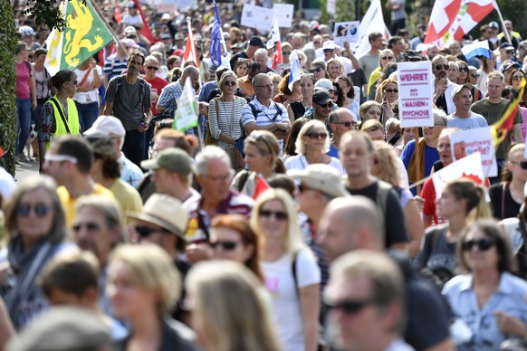 Corona-Skeptiker der Massnahmen an einer Demonstration in Uster (ZH) am Samstag, 25. September 2021. (KEYSTONE/Walter Bieri)