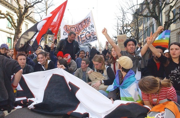 Thousands of students carrying placards walk through the streets of Bern, Switzerland, in a demonstration against war in Iraq, Thursday, March 20, 2003. (KEYSTONE/Edi Engeler)