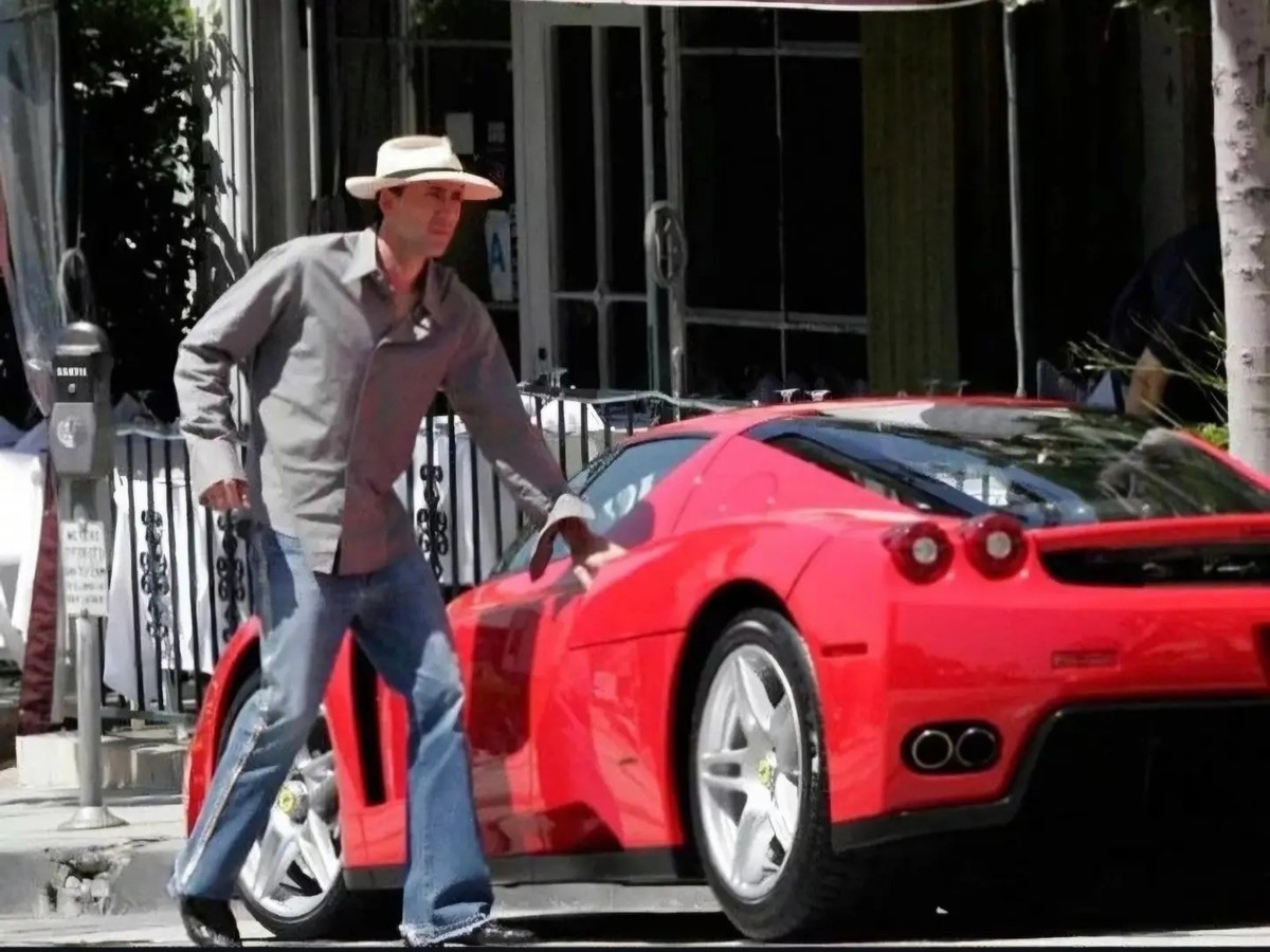 Nicolas Cage et sa Ferrari Enzo, qu'il aurait été obligé de vendre suite à une série d'acquisitions inconsidérées et un conflit avec le fisc.