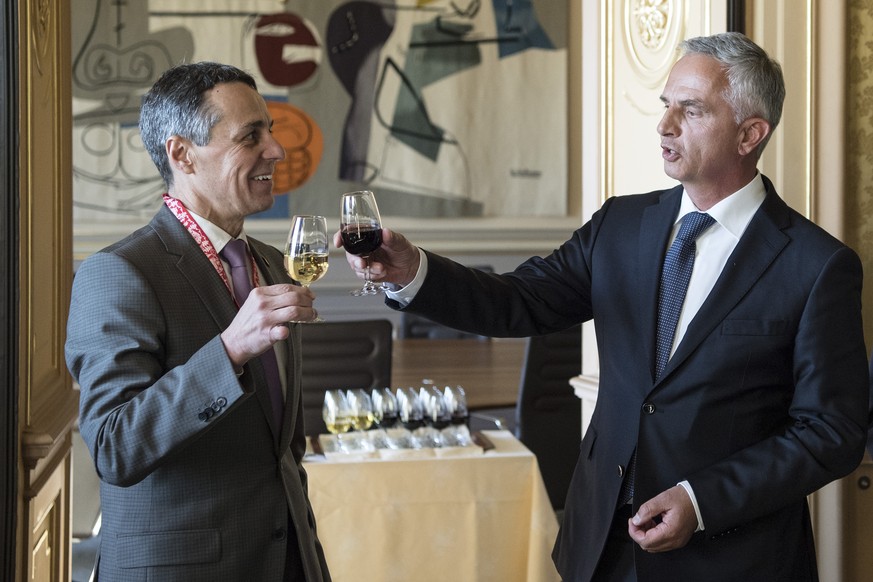 Bundesrat Didier Burkhalter, rechts, und sein Nachfolger Ignazio Cassis stossen mit einem Glas Wein an, bei der Schluesseluebergabe des Departementes des EDA, am Dienstag, 31. Oktober 2017, in Bern. ( ...