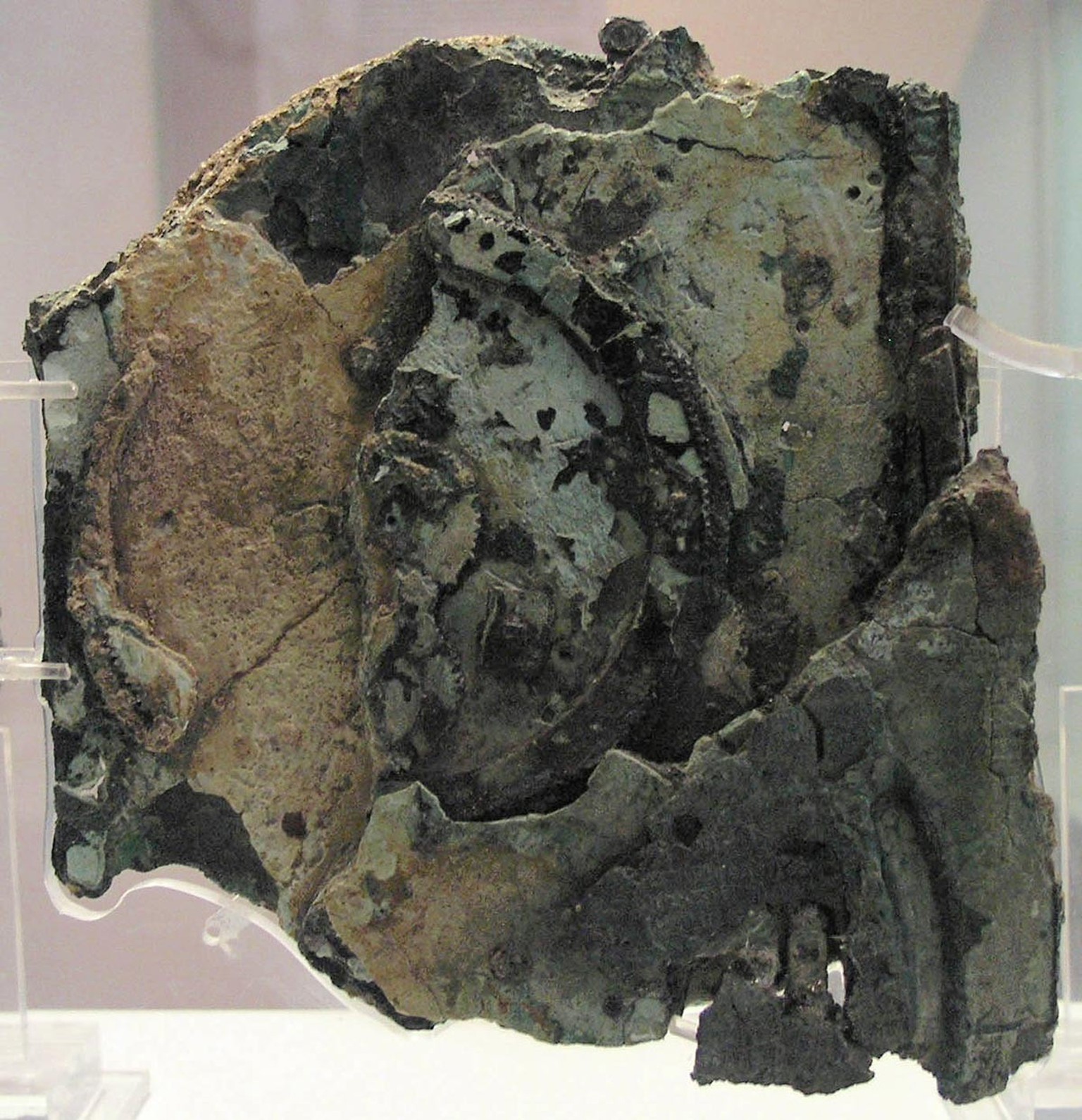 Der antike Mechanismus von Antikythera wurde bis heute mehrfach nachgebaut, einmal davon in der Schweiz.
https://de.wikipedia.org/wiki/Mechanismus_von_Antikythera#/media/Datei:Fragments_of_the_Antikyt ...