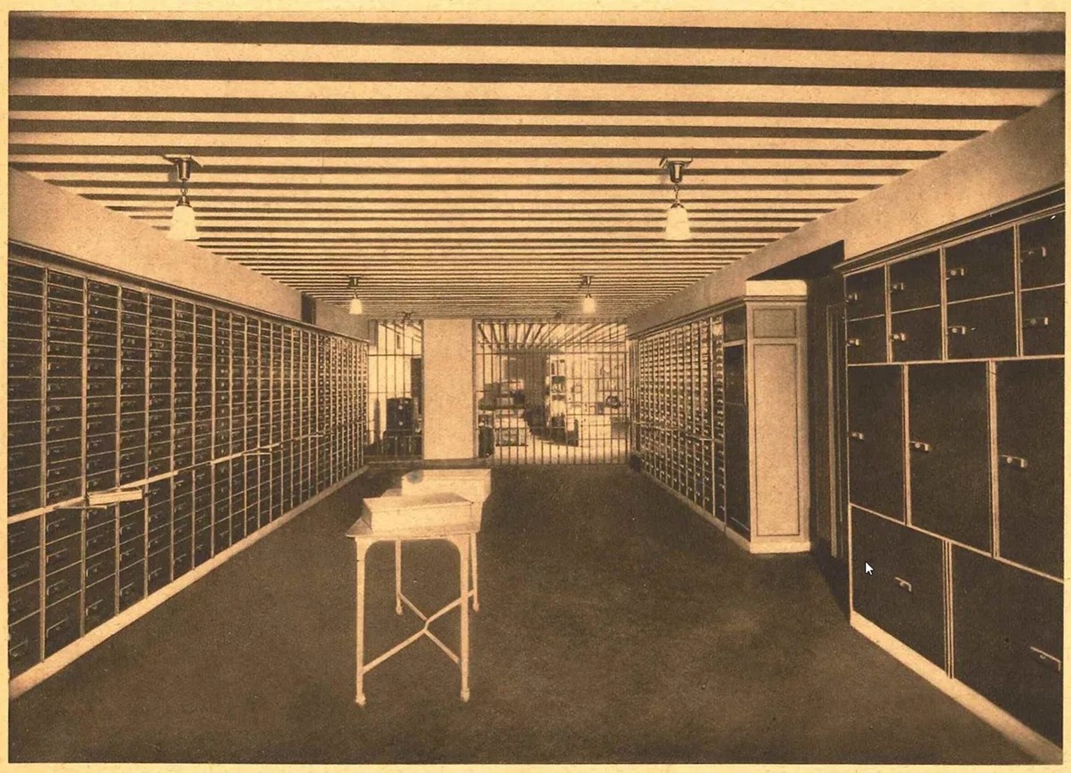 Blick in den Tresorraum der Wertheim Bank an der Leipziger Strasse, 1902/1920.
https://g.co/arts/m7uPDXm7CXYJePja8