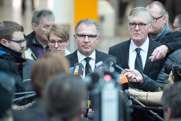 epa04678445 Lufthansa CEOÂ Carsten Spohr (C) and Germanwings CEOÂ Thomas Winkelmann (R) speak to media 25 March 2015 during a press conference at the airport in Duesseldorf, Germany, to inform on the  ...