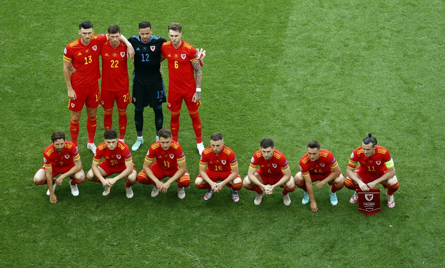 epa09303219 Players of Wales pose prior the UEFA EURO 2020 round of 16 soccer match between Wales and Denmark in Amsterdam, Netherlands, 26 June 2021. EPA/KOEN VAN WEEL / POOL (RESTRICTIONS: For edito ...