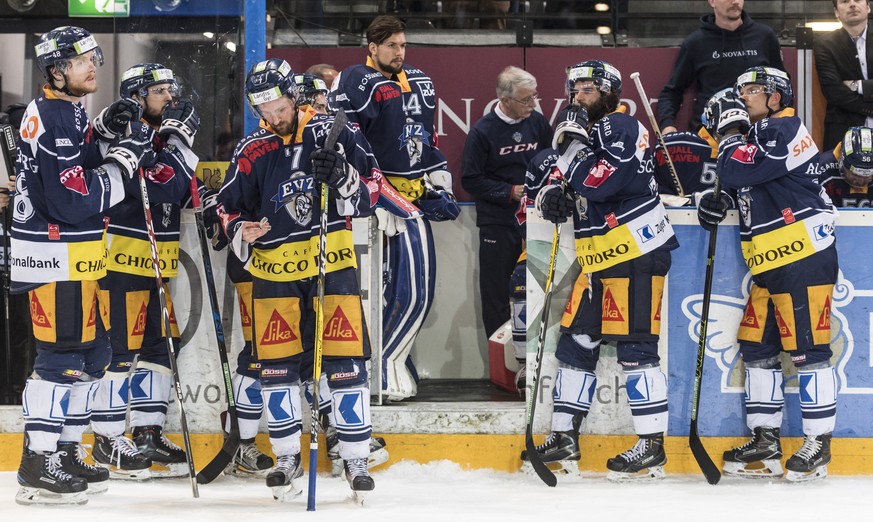 Die Zuger Spieler zeigen Enttaeuschung nach dem sechsten Eishockey Playoff-Finalspiel der National League A zwischen dem EV Zug und dem SC Bern, am Montag, 17. April 2017 in der Bossard Arena in Zug.  ...