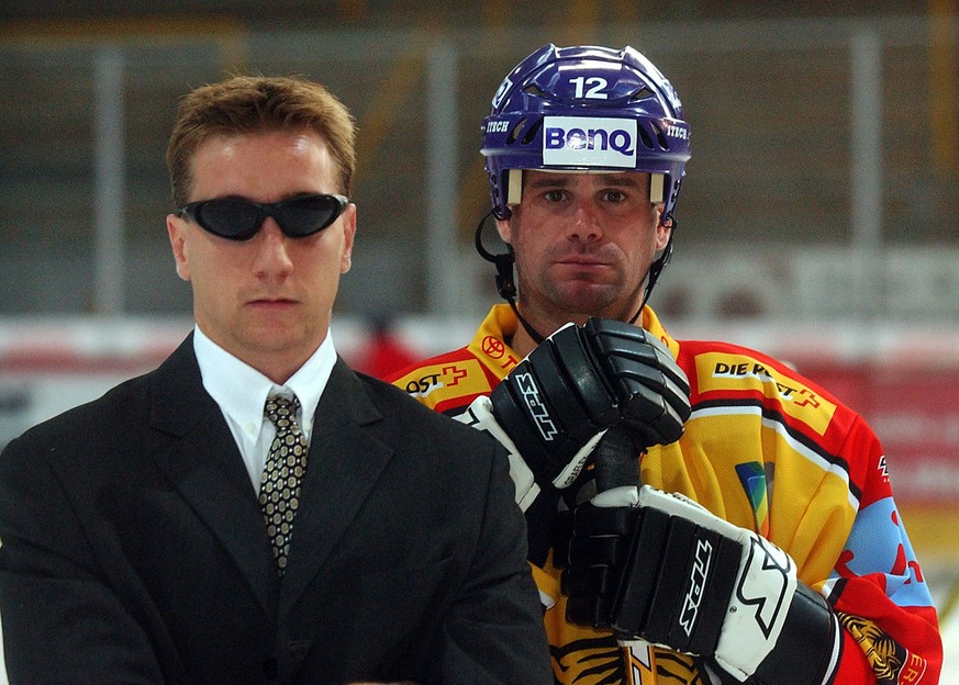 Langnau&#039;s Todd Elik, rechts, mit Bodyguard Stefan Grogg, am Donnerstag, 18. September 2003 in der Ilfishalle in Langnau. (KEYSTONE/Edi Engeler)