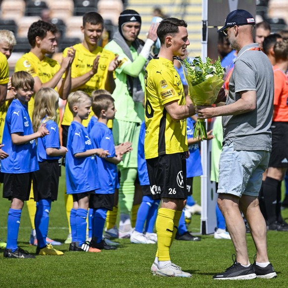 HÄLLEVIK 20230527 Mjällbys Noah Persson tackas av innan matchstart under lördagens fotbollsmatch i allsvenskan mellan Mjällby AIF och Halmstads BK pa Strandvallen i Hällevik. Hällevik Sverige x50090x  ...