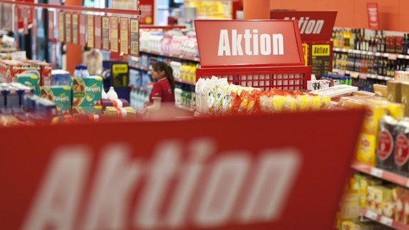 Aktionsschilder ueber den Regalen in der Denner-Filiale in Rueschlikon, Kanton Zuerich, aufgenommen am 3. Maerz 2011. (KEYSTONE/Gaetan Bally)