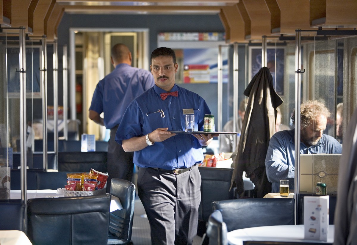 ZUR HEUTIGEN VORSTELLUNG DES NEUEN CATERINGKONZEPTS DER SBB, STELLEN WIR IHNEN AM MITTWOCH, 28. SEPTEMBER 2016, FOLGENDES ARCHIVBILD ZUR VERFUEGUNG - Ein Kellner der elvetino AG serviert im fahrenden  ...