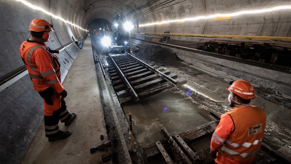 Sanierungsarbeiten im Gotthard-Basistunnel, aufgenommen am 24. November 2023 bei Faido. Bei der Entgleisung eines Gueterzuges am 10. August, wurde die Gleisanlage sowie ein Spurwechseltor im Gotthard- ...