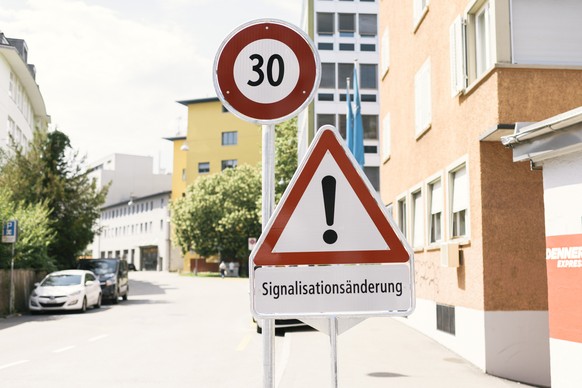 Ein Warnschild mit der Aufschrift &quot;Signalisationsaenderung&quot; weist an der Grubenstrasse in Zuerich auf die neu geltende Tempo 30 Zone hin, aufgenommen am Donnerstag, 3. August 2017 in Zuerich ...