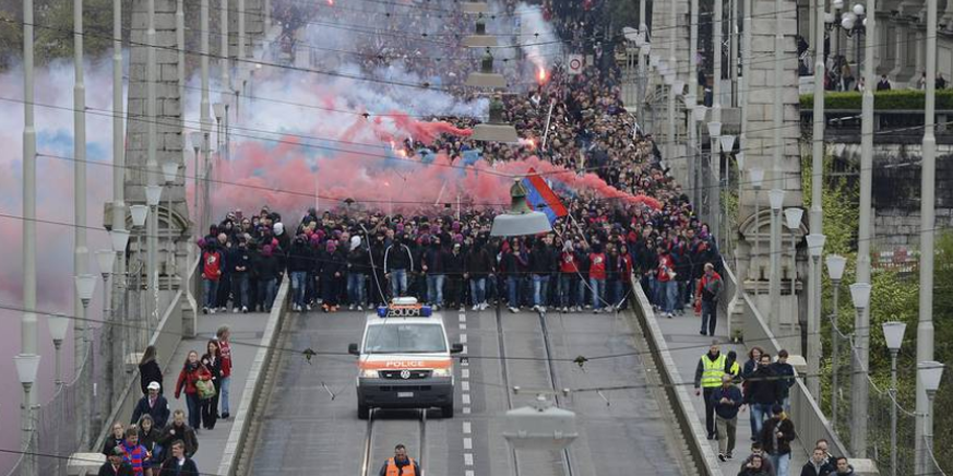 Die FCB-Fans auf der Kornhausbrücke in Bern im Jahr 2014 auf dem Weg ins Stade de Suisse zum Cupfinal gegen den FCZ.