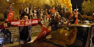 Petarden, Faschos und Polizeikontrollen – so erlebten wir die Siegesfeier der AKP