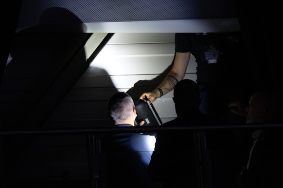 04.07.2026, Th�ringen, Erfurt: Techniker entfernen w�hrend des Bundesparteitags der AfD eine Bluetooth-Box hinter einem Vorhang unter dem Hallendach, die zuvor als m�gliche akustische St�rquelle wahrg ...