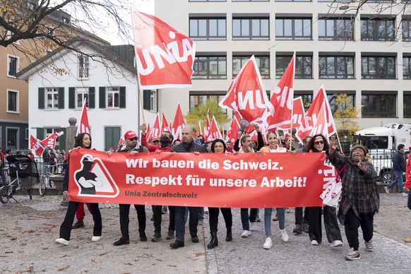 Der Demonstrationszug erreicht das Kanzleiareal bei dem Streik der Bauarbeiter mit der Unia am Freitag, 14. November 2025 in Zuerich. Es handelt sich um einen Teil einer landesweiten Bewegung, mit der ...