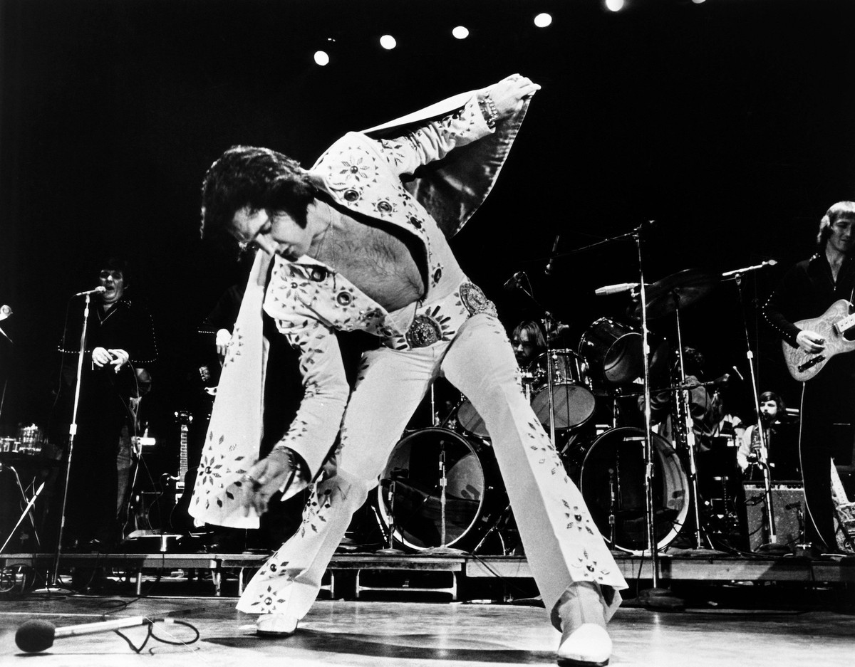 ELVIS ON TOUR, Elvis Presley, 1972 Courtesy Everett Collection ACHTUNG AUFNAHMEDATUM GESCHƒTZT PUBLICATIONxINxGERxSUIxAUTxONLY Copyright: xCourtesyxEverettxCollectionx MBDELON EC022