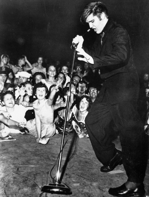 Elvis Presley shakes, rattles, and rolls as he performs at the Mississippi-Alabama State Fair, Tupelo, Mississippi, September 27, 1956. (KEYSTONE/AP Photo/RCA Victor) === ===