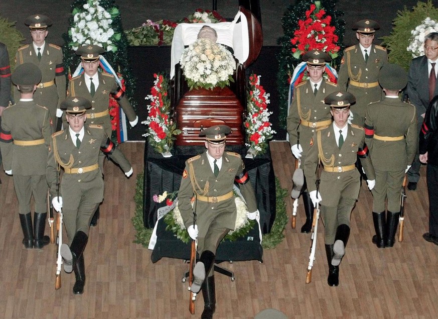 Honor guards relieving during the civil funeral of Sergei Yushenkov, a co-chairman of the Liberal Russia party, Moscow, Sunday, April 20, 2003. Yushenkov was gunned down Thursday outside his apartment ...