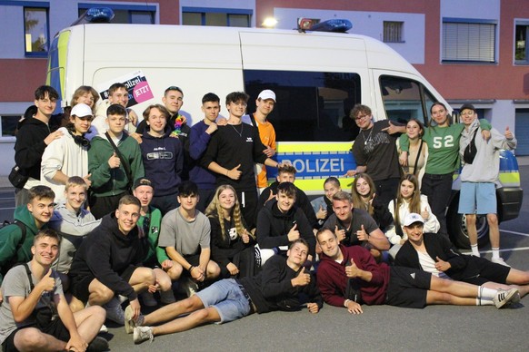 Die Klasse wollte auf Spanien fahren, doch aus dem Motorraum des Cars drang Rauch. Der Fahrer wollte nicht stoppen.