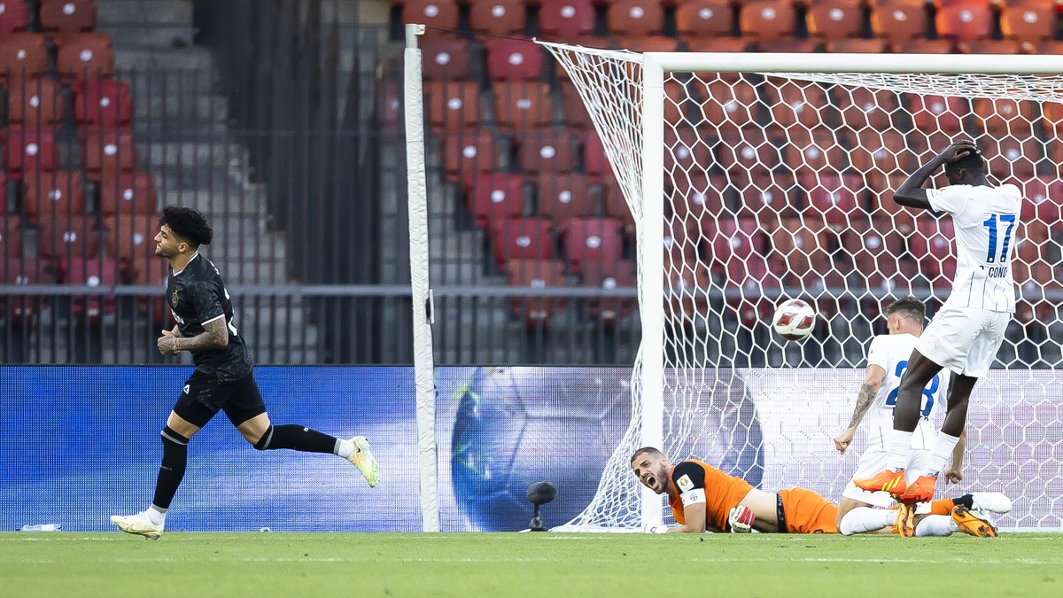Qarabag FK's Kady, left, celebrates after scoring a goal against FC Zurich's Goalkeeper Yannick Rechner, center, and FC Zurich's Cheick Conde, right, during the UEFA Champions League qu ...