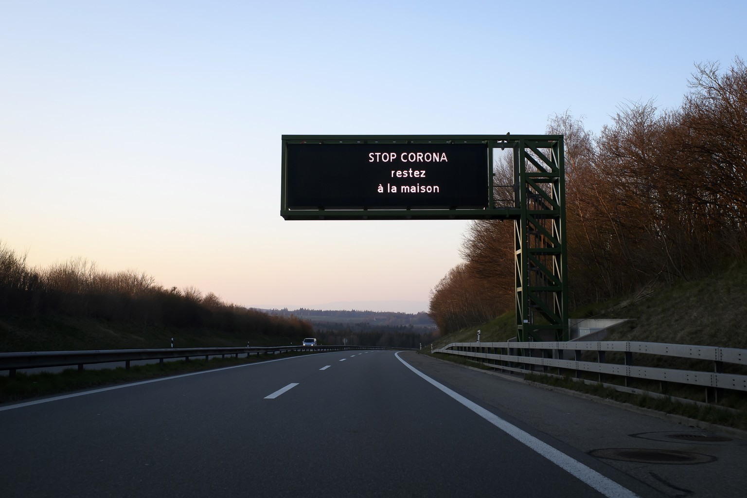 epa08338937 An electronic traffic panel reads 'Stop Corona Stay home' on the highway A12 between Riaz and Fribourg, Switzerland, 02 April 2020, during the state of emergency amid the ongoing ...