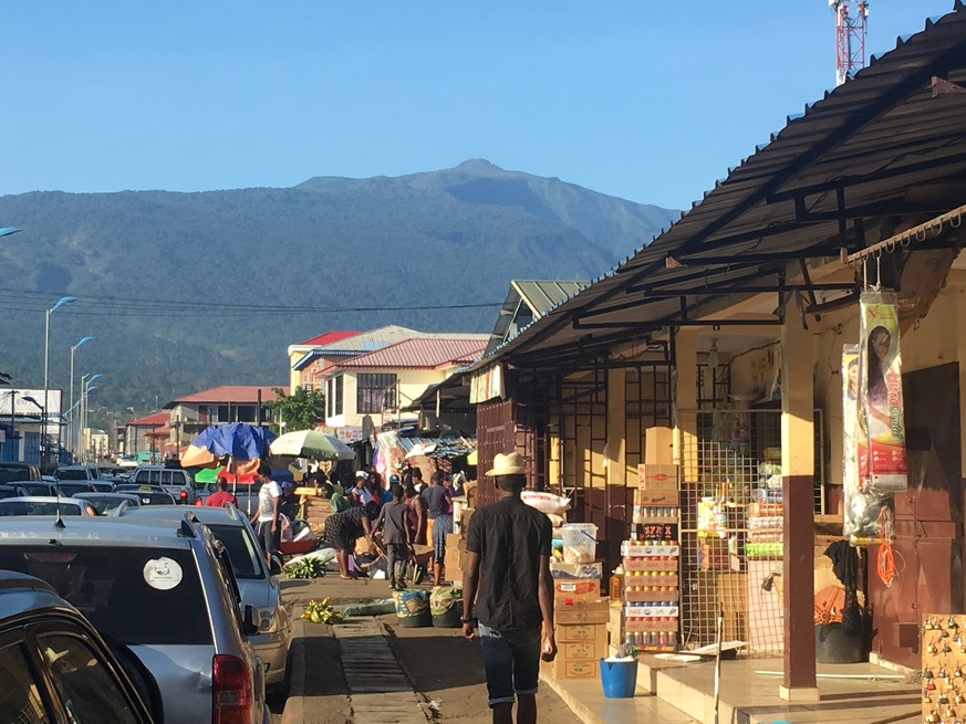 Der zentrale Markt Malabos mit dem Pico Basile (3011m) im Hintergrund.