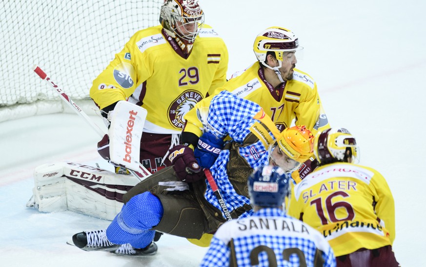 EHC Kloten TopScorer Denis Hollenstein in Mitten von Genf-Servette Spielern, waehrend dem Eishockey-Meisterschaftsspiel der National League A zwischen dem EHC Kloten und dem Geneve-Servette HC, am Sam ...