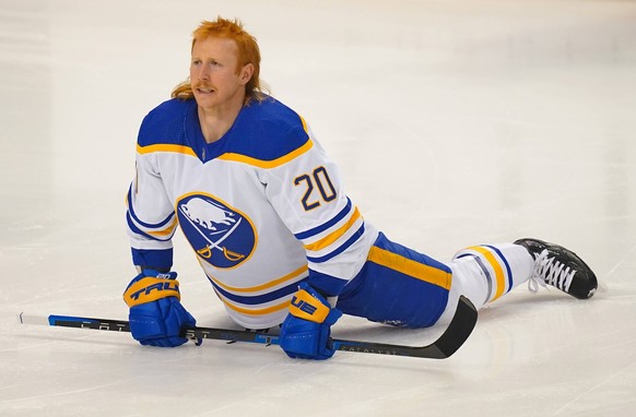 NHL, Eishockey Herren, USA Buffalo Sabres at Florida Panthers, Dec 2, 2021 Sunrise, Florida, USA Buffalo Sabres center Cody Eakin 20 stretches on the ice prior to the game against the Florida Panthers ...