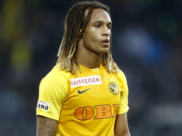 YBs Kevin Mbabu auf dem Weg in die Kabine waehrend der Halbzeitpause im Super League Spiel zwischen dem BSC Young Boys Bern und dem FC Thun, am Mittwoch, 9. August 2017 im Stade de Suisse in Bern. (KE ...