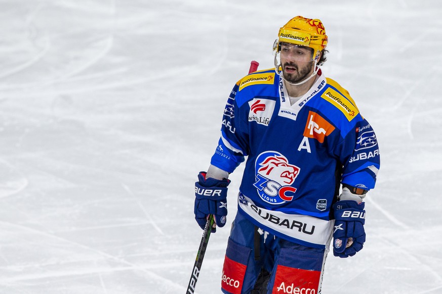 ZSC Lions PostFinance Top Scorer Denis Hollenstein waehrend dem Eishockey-Meisterschaftsspiel der National League zwischen den ZSC Lions und dem EHC Biel am Samstag, 16. Oktober 2021, in ZUERICH. (Pos ...