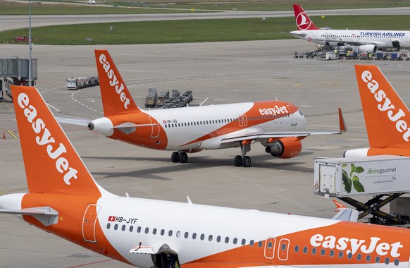 Des avions de la compagnie Easyjet sont photographies sur le tarmac de Geneve Aeroport, ce vendredi 23 juillet 2021 a Geneve. (KEYSTONE/Martial Trezzini)