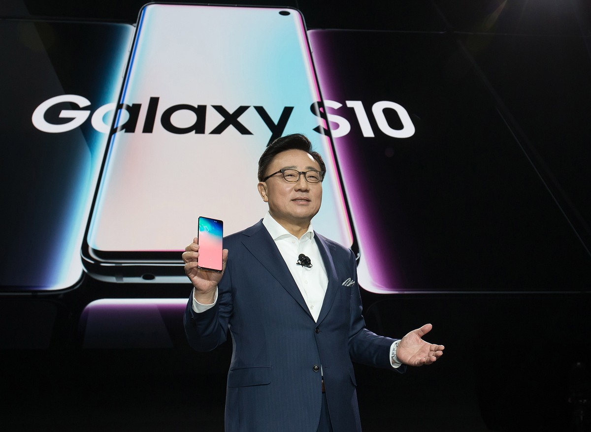 epa07384285 A handout photo made available by Samsung Electronics Co. shows DJ Koh, head of Samsung Electronics Co.'s IT &amp; Mobile Communications Division, introducing the new Galaxy S10+ smar ...
