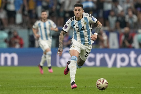 Argentina&#039;s Enzo Fernandez runs with the ball during the World Cup semifinal soccer match between Argentina and Croatia at the Lusail Stadium in Lusail, Qatar, Tuesday, Dec. 13, 2022. (AP Photo/F ...