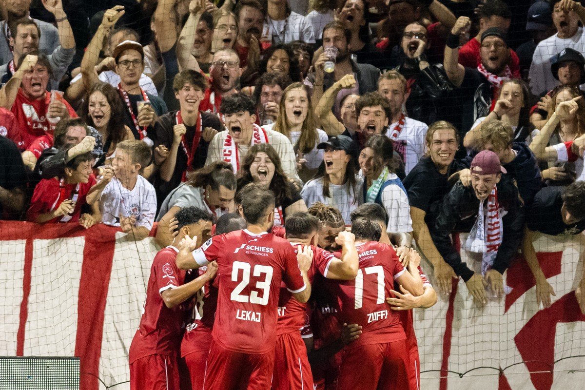Die Spieler des FC Winterthur bejubeln das Tor zum 1:0 im Fussball Meisterschaftsspiel der Super League zwischen dem FC Winterthur und Yverdon Sport FC am Samstag, 2. September 2023 im Stadion Schuetz ...