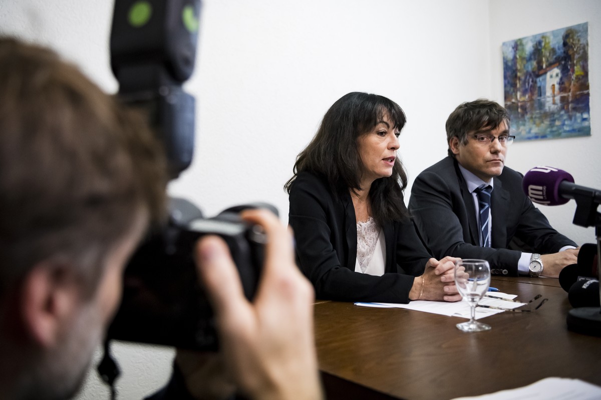 Geraldine Savary, gauche, conseillere aux Etats vaudoise pour le parti Socialiste, parle a cote de Roger Nordmann, droite, conseiller national vaudois pour le parti socialiste, lors d'une confere ...