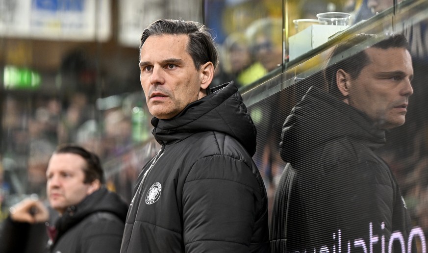 Head Coach Thierry Paterlini (SCL) hinter der Bande , im Eishockey Spiel der National League zwischen HC Davos, HCD und SCL Tigers, SCL, am Dienstag, 24. Februar 2026, in der zondacrypto-Arena in Davo ...