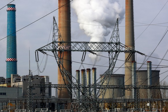 epa09600833 A general view of the exhaust towers and power lines from the Power Plant Commercial Company Bucharest (ELCEN Bucharest), in Bucharest, Romania, 24 November 2021. The energy delivered on N ...