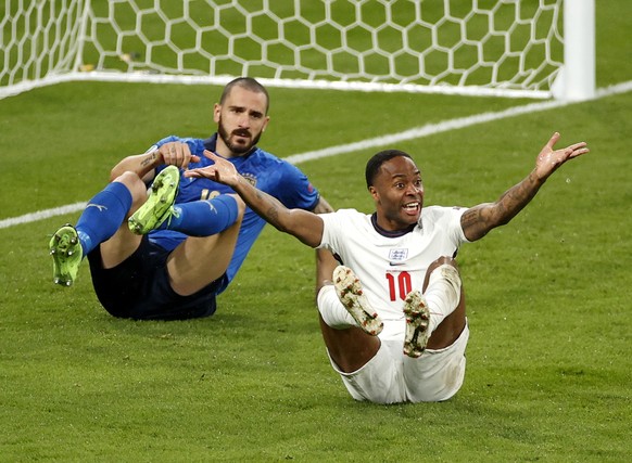 epa09338472 England player Raheem Sterling claims a penalty during the UEFA EURO 2020 final between Italy and England in London, Britain, 11 July 2021. EPA/John Sibley / POOL (RESTRICTIONS: For editor ...