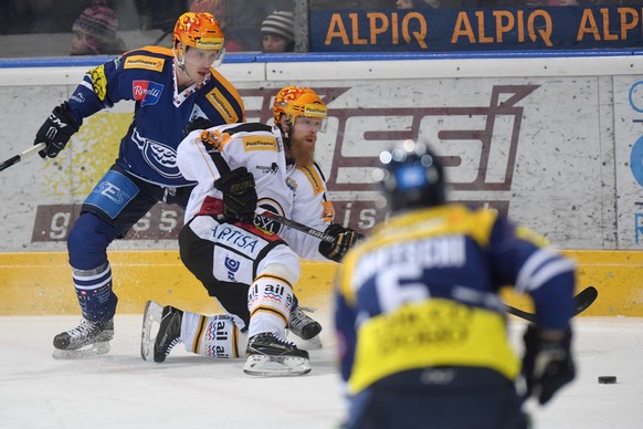 Ambris Cory Emmerton, links, im Spiel um den Puck gegen Luganos Linus Klasen, rechts, beim Eishockeyspiel der National League A zwischen dem HC Lugano und dem HC Ambri Piotta, in der Resega Eishalle i ...