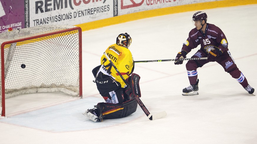 Geneve-Servette&#039;s forward Tyler Moy, right, shoots past Bern&#039;s goaltender Daniel Manzato, left, during a National League regular season game of the Swiss Championship between Geneve-Servette ...