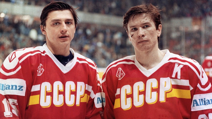 Die beiden sowjetischen Spieler Wjatscheslaw Bykow, rechts, und Andrej Chomutow, links, posieren im Mai 1990 im Eisstadion Allmend in Bern bei einem Spiel der Eishockey-Weltmeisterschaft. (KEYSTONE/St ...