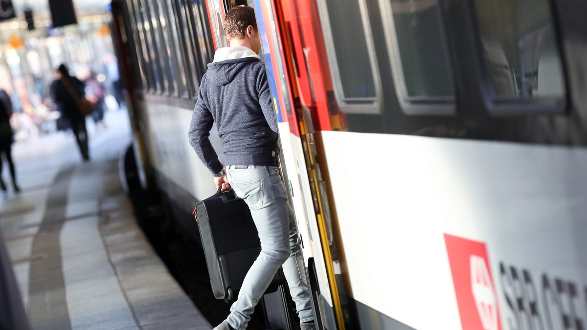 epa04758515 A passenger boards a train of Swiss railway operator SBB from Hamburg to Zurich at the central railway station of Hamburg, Germany, 20 May 2015. The German train drivers' union GDL ha ...