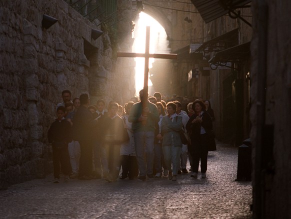 Gläubige begehen die Via Dolorosa, der Leidensweg Christi in Jerusalem.