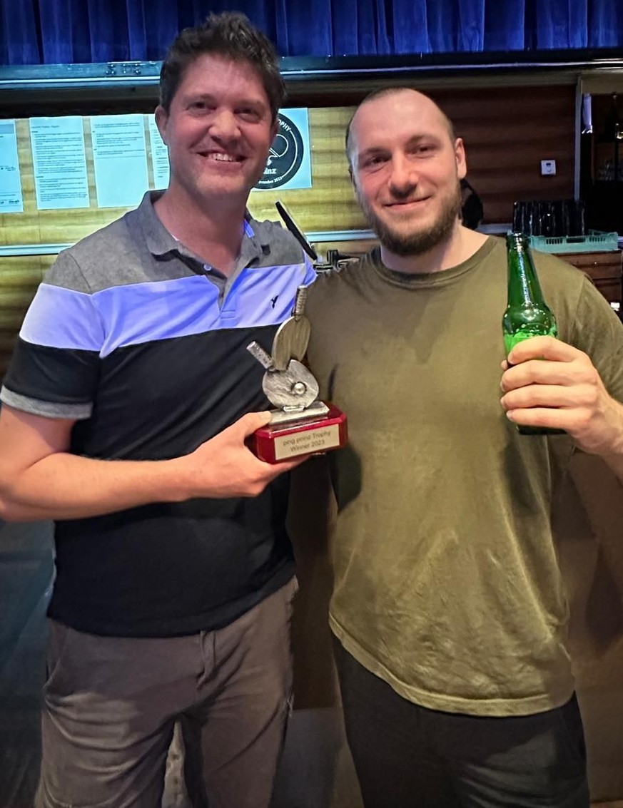 Reto (l.) und Leo (r.) mit einem Pokal, mit dem man nichts kompensieren kann.