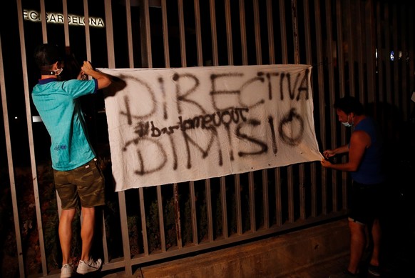 epa08625632 Dozens of FC Barcelona fans gather outside Camp Nou Stadium to demand the resignation of the club&#039;s president, Josep Maria Bartomeu, after Argentinian star Lionel Messi stated via fax ...